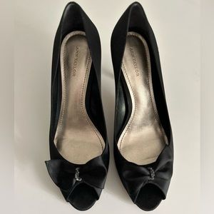 EUC! Ann Taylor satin bow heels. Black. Sz 10 BEAUTIFUL!